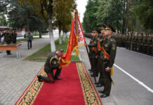 Генерал-майор Вадим Суров попрощался с Боевым Знаменем 72 ОУЦ