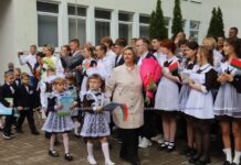 Председатель Борисовского райисполкома Николай Карпович поздравил учащихся гимназии №1 с Днем знаний