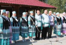 Большим концертом со сладкими угощениями закрыл летний сезон народный ансамбль «Любава»