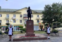 Алые цветы легли к подножию памятника Люсе Чаловской