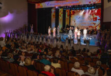 В Борисове мам трогательно поздравили праздничным концертом