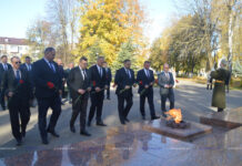 Прокурорские работники страны возложили цветы к памятнику «Жертвам фашизма» в Борисове