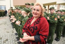 Военнослужащие 72 ОУЦ креативно поздравили педагогов подшефных учреждений образования