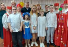 «С любовью к маме»: концерт и выставку организовали к празднику в филиале УП «Светоприбор»