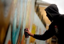 Чем может аукнуться расклейка объявлений и нанесение различных надписей в неположенном месте