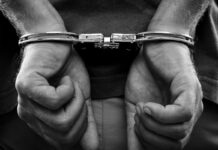 Руки в наручниках