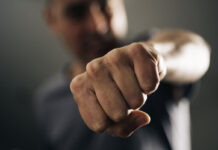 Борисовчанин беспричинно ударил подростка