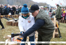 Александр Лукашенко посетил чемпионат по колке дров среди журналистов