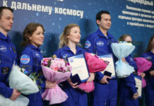 Белоруска в составе экипажа из шести человек вернулась из годового “полета” на Луну