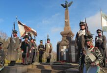 Память сквозь века: к монументам на Брилевском поле возложили цветы