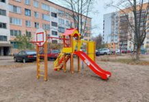 В Борисове во дворе дома №18 по бул. Комарова установлен новый детский игровой комплекс