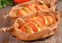 Сытный обед: картофель с курицей и помидорами