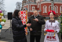 У работников культуры Борисовщины появился новый микроавтобус. Председатель райисполкома вручил ключи