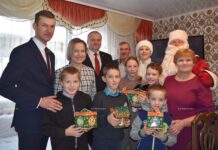 Председатель Борисовского райисполкома посетил приемную семью Яковец с подарками