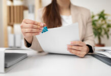 Должен ли наниматель в расчетном листе указывать суммы возмещения командировочных расходов