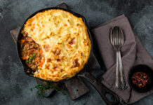 Нестандартный обед: приготовим мясную запеканку с яйцом на сковородке