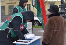 Сегодня возле Дома торговли прошел пикет по сбору подписей для выдвижения кандидатов в Президенты Республики Беларусь