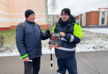 На улицах Борисова сотрудники ГАИ вручили пешеходам приятные подарки