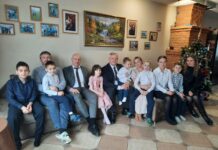 Парламентарий Александр Шипуло и руководство БЗМП с подарками посетили дом семейного типа