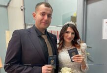 Из ЗАГСа на участок. Молодожены в день свадьбы досрочно проголосовали на выборах Президента Беларуси