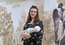 За что голосуют мамы и женщины, ожидающие малыша? Побывали на  участке для голосования в роддоме