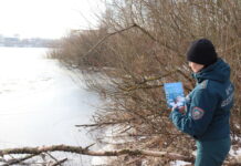 Безопасная толщина льда для одного человека составляет не менее 7 см. Спасатели напоминают правила безопасности