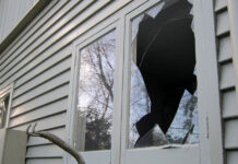 Шла разбить окно в доме соперницы, но перепутала дома