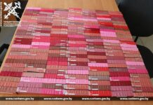 Белорус спрятал 200 блесков для губ под выдвижным люком авто и пытался провезти через границу