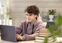 Как подростку найти работу на лето? Рассказали в Минтруда