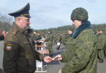 Сборы завершаются. Военнообязанным вручили награды за добросовестное выполнение служебных обязанностей