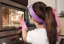 Как почистить микроволновку: самые действенные способы