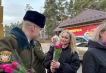 Фотофакт: в преддверии праздника 8 Марта военнослужащие 72 ОУЦ поздравили борисовчанок