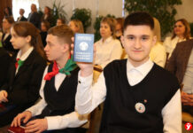 «Мы передаем страну в надежные руки». Лучшим школьникам Минщины вручили паспорта