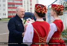 Александр Лукашенко: “Вся страна будет копировать этот опыт. Не может район развиваться без этой базы”