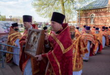 Епископ Амвросий возглавил перенесение Смоленской иконы Божией Матери в Воскресенский собор