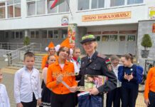 Сотрудники Борисовской ГАИ вручили подарки и напомнили правила безопасности