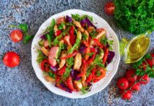 Теплый салат с курицей, сладким перцем и помидорами