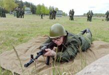 Новобранцы одной из воинских частей артиллерии оттачивают навыки при обращении со штатным оружием. Фотофакт