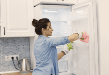 Как убрать запах из холодильника в домашних условиях