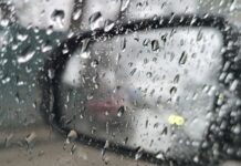 Капли на стекле