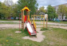 В Борисове сотрудники ИДН обследуют детские площадки