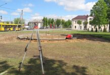 Фотофакт: возле Дворца культуры им. М. Горького в Борисове готовится площадка под установку арт-объекта