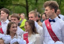 Какое обещание дали выпускники средней школы №24 г. Борисова, стоя на пороге родного учреждения образования