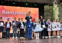 «Грустно расставаться с учителями и одноклассниками». Как в Борисове проходит районный праздник «Выпускник–2025»