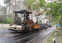 На ул. Днепровской в Борисове идет укладка нового асфальта