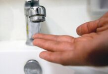 Авария на водопроводе по ул. Правобережной в Борисове