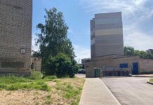 У подъезда дома по ул. Стахановской образовалась куча мусора. Ее быстро убрали