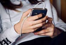 В школах появятся специальные места для хранения телефонов