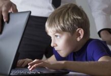 Каковы психологические причины зависимости подростков от соцсетей