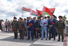 В день освобождения Борисова от немецко-фашистских захватчиков  к подножию памятника экипажу Павла Рака возложили живые цветы